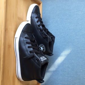 Men’s size 7. Leather Converse